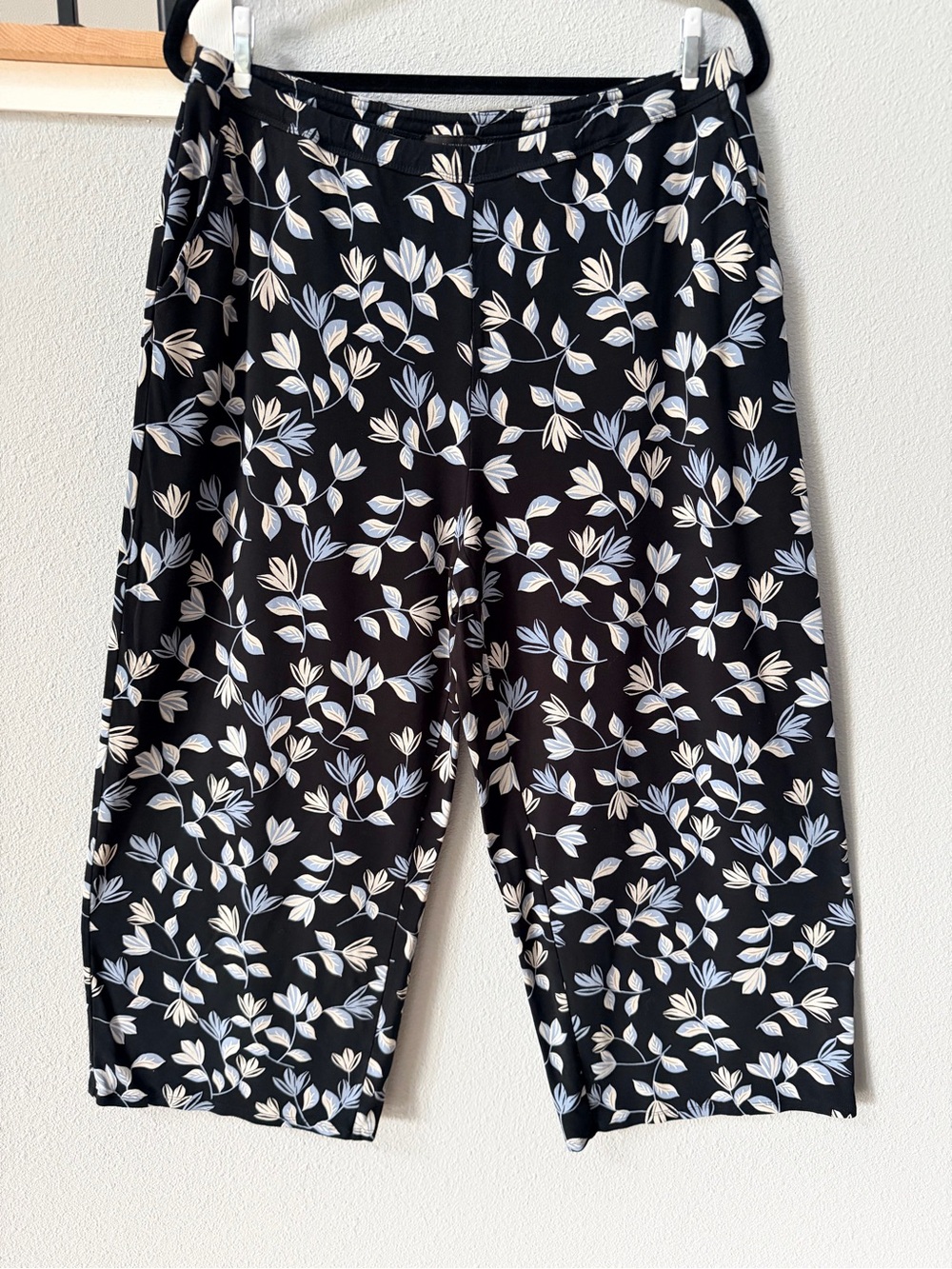 J. Jill Wearever Full-Leg Cropped Floral Pants Black/Blue Sz L. Relaxed Knit